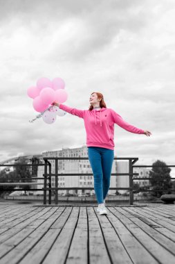 Pembe balon ile yürürken mutlu huzurlu kız