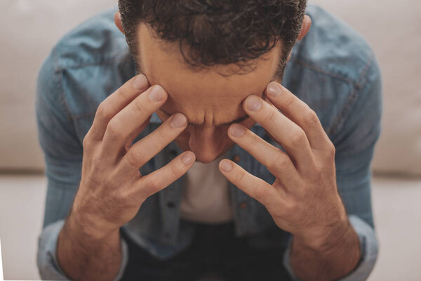 Темноглазый взрослый мужчина чувствует сыт по горло
