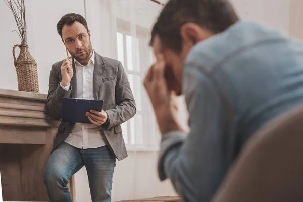 Terapeuta tolerante de pie cerca de la chimenea con notas de papel — Foto de Stock