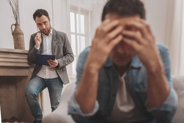 Ervaren therapeut een doordachte gevoel tijdens sessie — Stockfoto