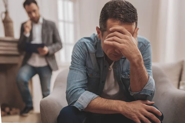 Hombre sintiéndose horrible diciendo acerca de problemas interpersonales —  Fotos de Stock