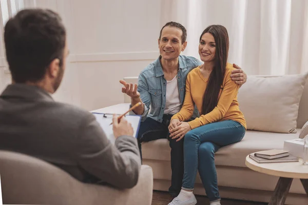 Glücklich lächelndes Paar kommt zum Familienpsychologen — Stockfoto