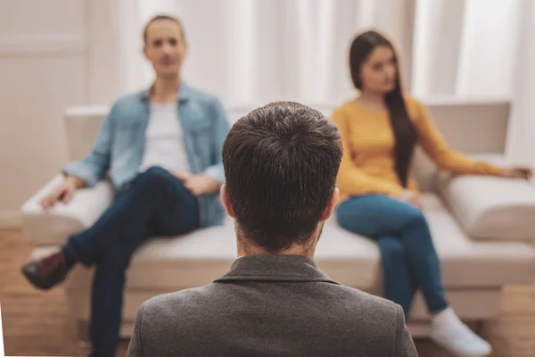 Especialista em relacionamentos conversando com duas personalidades desiludidas — Fotografia de Stock