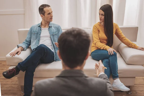 Teleurgesteld vrouw komt naar psycholoog na man verraad — Stockfoto