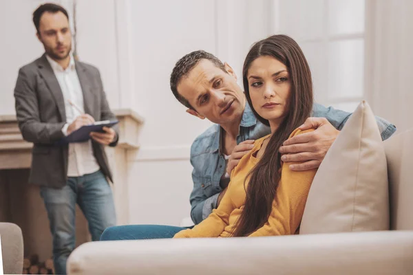 Mujer Corazón Roto Deprimida Mujer Desilusionada Sintiéndose Muy Desconsolada Mientras — Foto de Stock