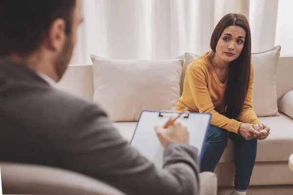 Depressieve jonge vrouw dragen gele overhemd therapeut te bezoeken — Stockfoto