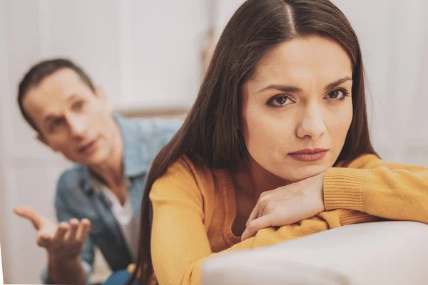 Belle femme aux yeux foncés se sentant fatiguée des conflits familiaux — Photo