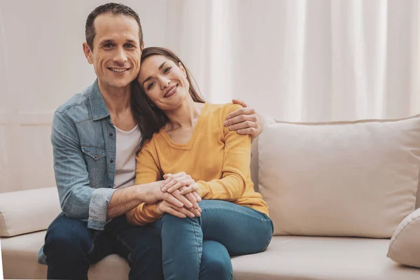 Pareja sonriente sintiéndose feliz mientras planea el parto — Foto de Stock