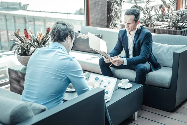 Persona masculina concentrada leyendo plan de negocio — Foto de Stock