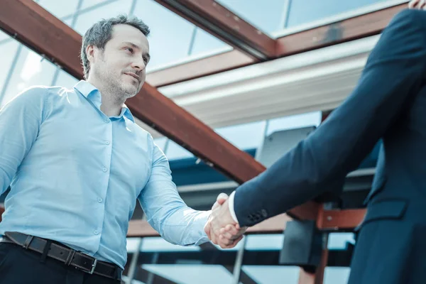 Persona maschile concentrata che stringe la mano al partner — Foto Stock