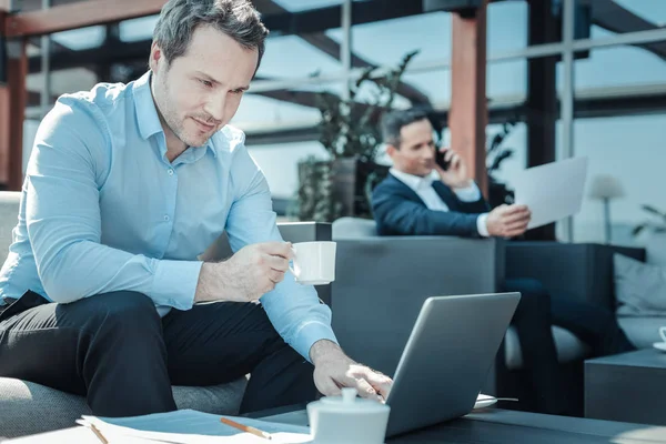 Positieve blij mens die op het werk — Stockfoto