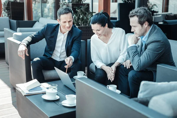 Positiva mujer encantada hablando con sus colegas — Foto de Stock