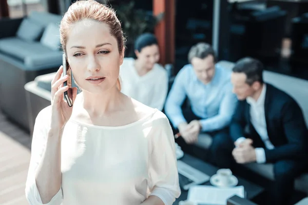 Geconcentreerd vrouw met zakelijke bijeenkomst — Stockfoto