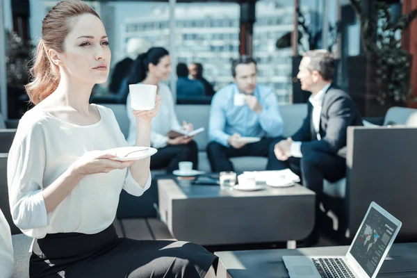 Mujer rubia frustrada bebiendo café —  Fotos de Stock