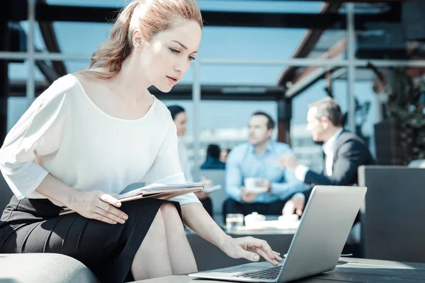 Competent office worker using computer — Stock Photo, Image