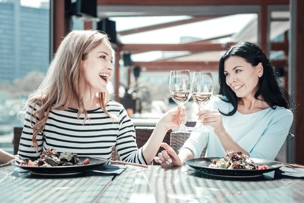 Twee vrienden raken van bocals met wijn — Stockfoto
