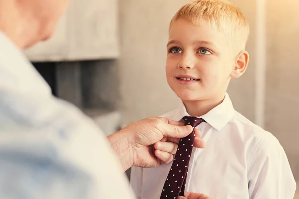 Μικρό αγόρι έχοντας τη γραβάτα του δεμένα από τον παππού — Φωτογραφία Αρχείου