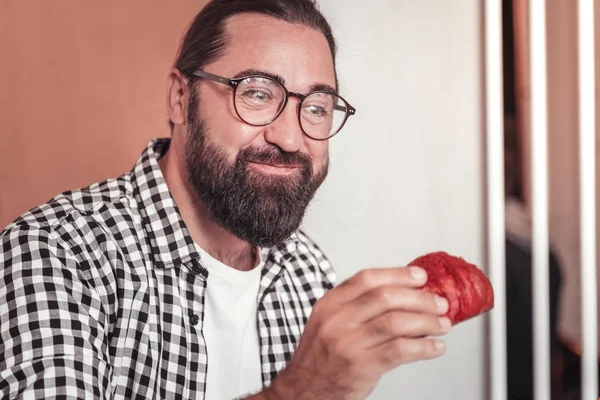 Чоловік їсть смачний червоний торт у каві — стокове фото