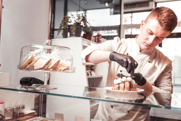 Konditor dekoriert das Dessert während der Arbeit im Café — Stockfoto