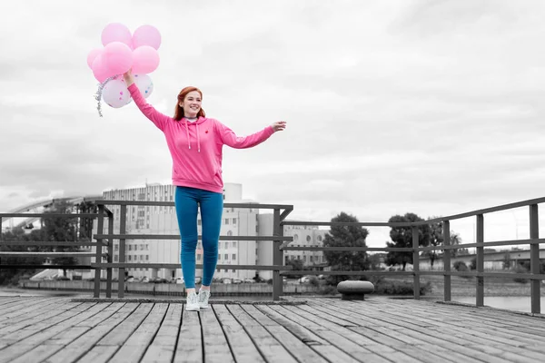 Giovane ragazza che tiene palloncini rosa e in attesa per la sua festa di compleanno — Foto Stock