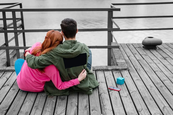 Friedliches Paar, das sich beim Date auf der Seebrücke umarmt — Stockfoto