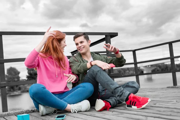 Casal positivo fazendo movimentos engraçados enquanto ouve a música — Fotografia de Stock