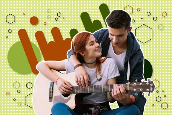 Ragazza felice guardando il suo ragazzo e tenendo la chitarra — Foto Stock