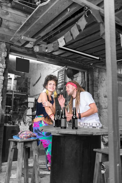 Par av hippies avkopplande medan spendera natten i baren med alkohol och musik — Stockfoto