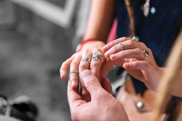 Stříbrné Prsteny Pohled Shora Žena Nosí Modrou Košili Ukazující Její — Stock fotografie