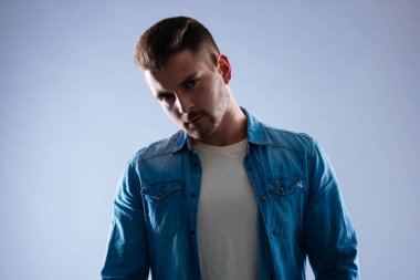 Bir kot ceket ciddi yakışıklı adam