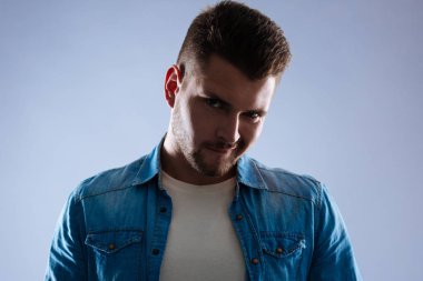 Zeki, yakışıklı ve sakallı bir adam portresi