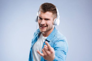 Pozitif yakışıklı onun favori müzik