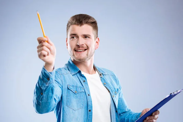 Encantado homem inteligente trabalhando no projeto — Fotografia de Stock