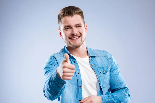 Veselý šťastný muž ukazuje palec nahoru gesto — Stock fotografie
