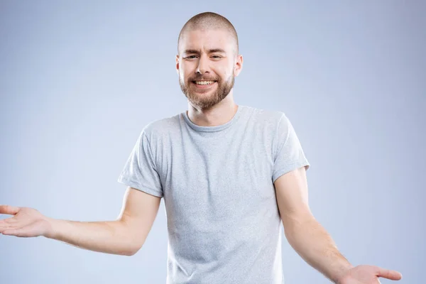 Alegre buen hombre gesticulando con sus manos — Foto de Stock