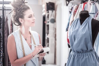 Vücut formu ile yaz tulum ile bakarak esmer Tasarımcısı açın geri