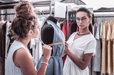 Gelecekteki moda tasarımcıları onların tulum sunmadan önce heyecanlı hissediyorum