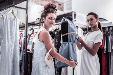 Çok heyecanlı ve eğlenceli birlikte çalışan duygu moda endüstrisinin iki işçi