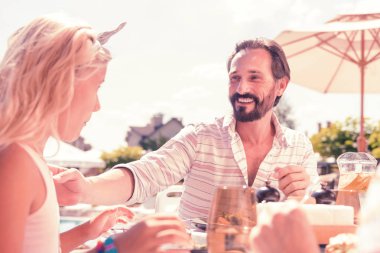 Neşeli pozitif adam kızı elini dokunmak
