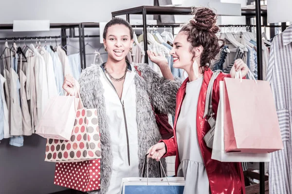 Дві успішні бізнес-леді відчувають себе щасливими після успішного часу покупки — стокове фото