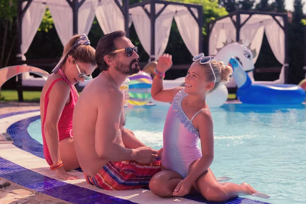 Bonito hombre guapo mirando a su hija — Foto de Stock