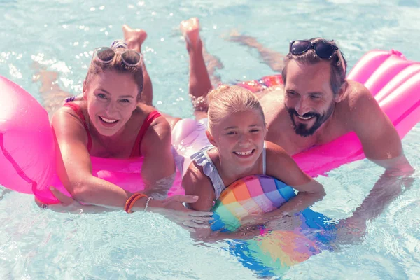 Encantada familia positiva agradable mirándote — Foto de Stock