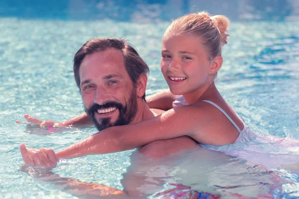 Perfecte Stemming Positieve Vrolijke Man Die Lacht Tijdens Het Zwemmen — Stockfoto