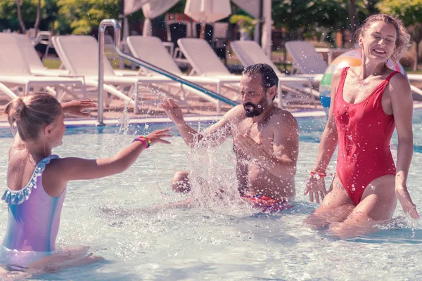 Gioioso bella donna girando lontano da spruzzi d'acqua — Foto Stock