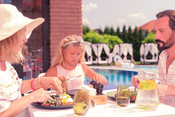 Kellemes szép család együtt eszik az asztalnál — Stock Fotó