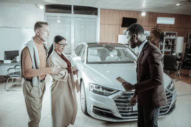 Işınlama karısı kocası ile araba seçerken heyecanlı hissediyorum