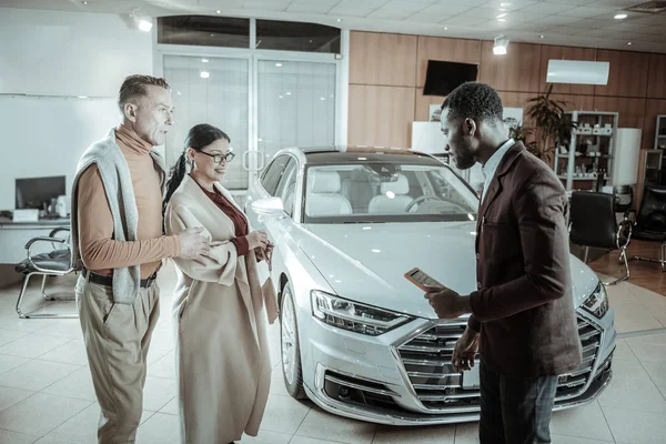 Işınlama karısı kocası ile araba seçerken heyecanlı hissediyorum