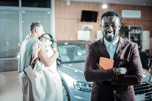 Beaming barbudo consultor de coches se siente satisfecho después de vender el coche — Foto de Stock