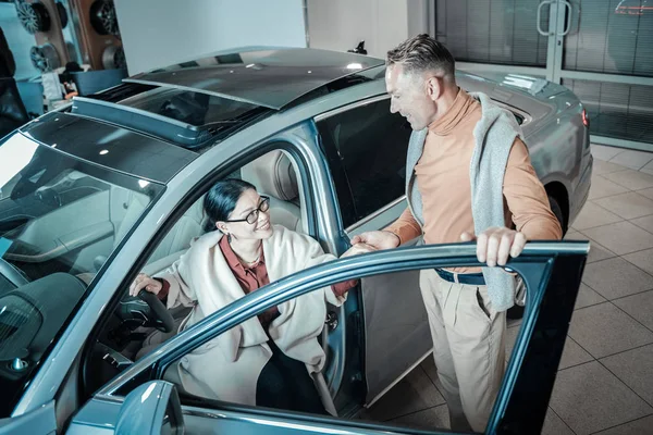 Mulher elegante vestindo óculos deixando o carro e vendo seu homem — Fotografia de Stock