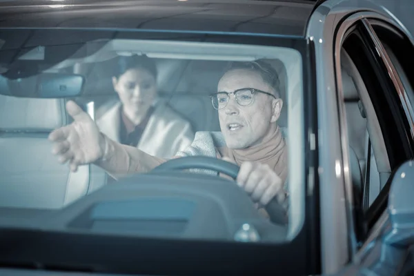Przystojny biznesmen jazdy i rozmawiając z żoną atrakcyjne — Zdjęcie stockowe